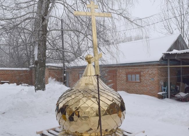 Епископ Серафим освятил купол и крест храма в селе Костомарово