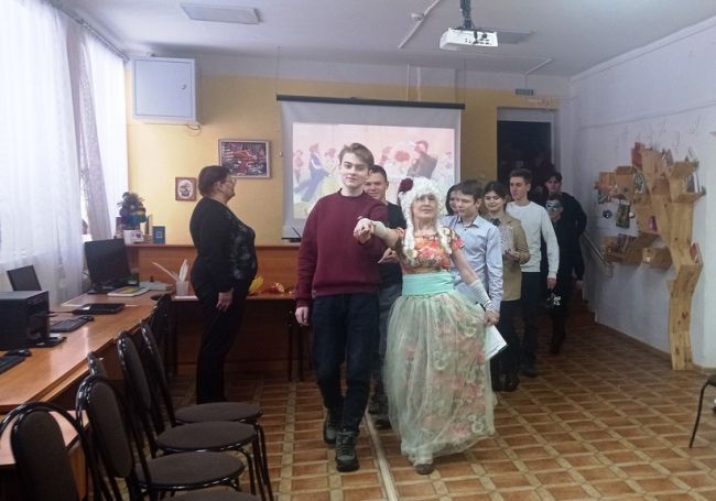 Щекинские старшеклассники посетили бал позапрошлого века