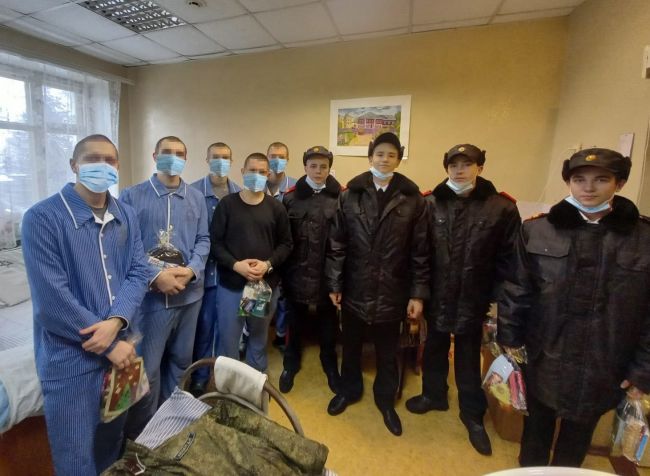 Юные щекинские музыканты и кадеты поздравили военнослужащих в госпитале