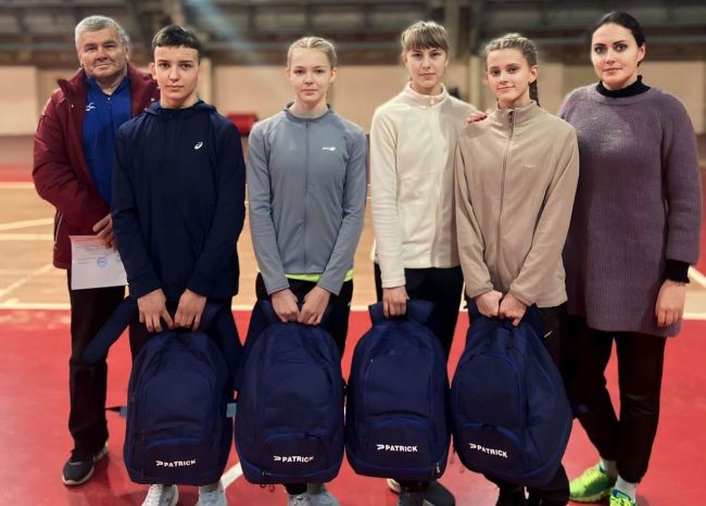 Воспитанникам спортивной школы №2 вручили комплекты экипировки от Всероссийской федерации легкой атлетики