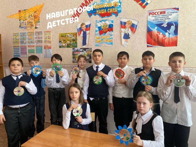 Учащиеся Советской школы приняли участие в акции по изготовлению подарков ко Дню защитника Отечества