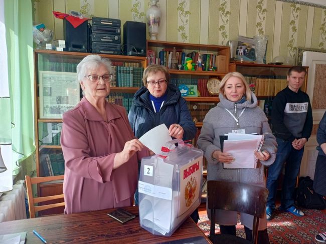 В городе Щекино Заслуженный работник образования Елизавета Ивановна Цветкова проголосовала на дому