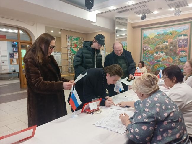 Семья Толстых проголосовала на именном участке «Лев Толстой»