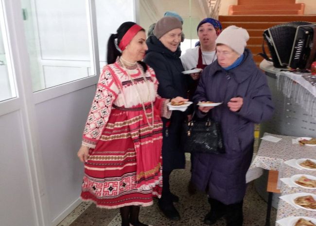 Щекинские избиратели голосуют и угощаются блинами
