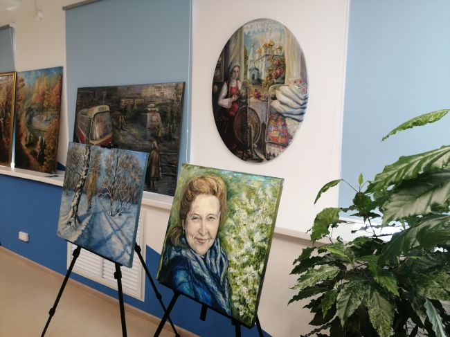 В Первомайской библиотеке открылась выставка картин