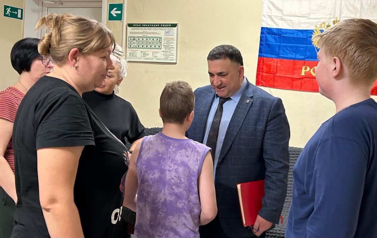 Представители «Ассамблеи народов России» навестили детей из Курской области в санатории «Синтетик» Представители «Ассамблеи народов России» навестили детей из Курской области в санатории «Синтетик»
