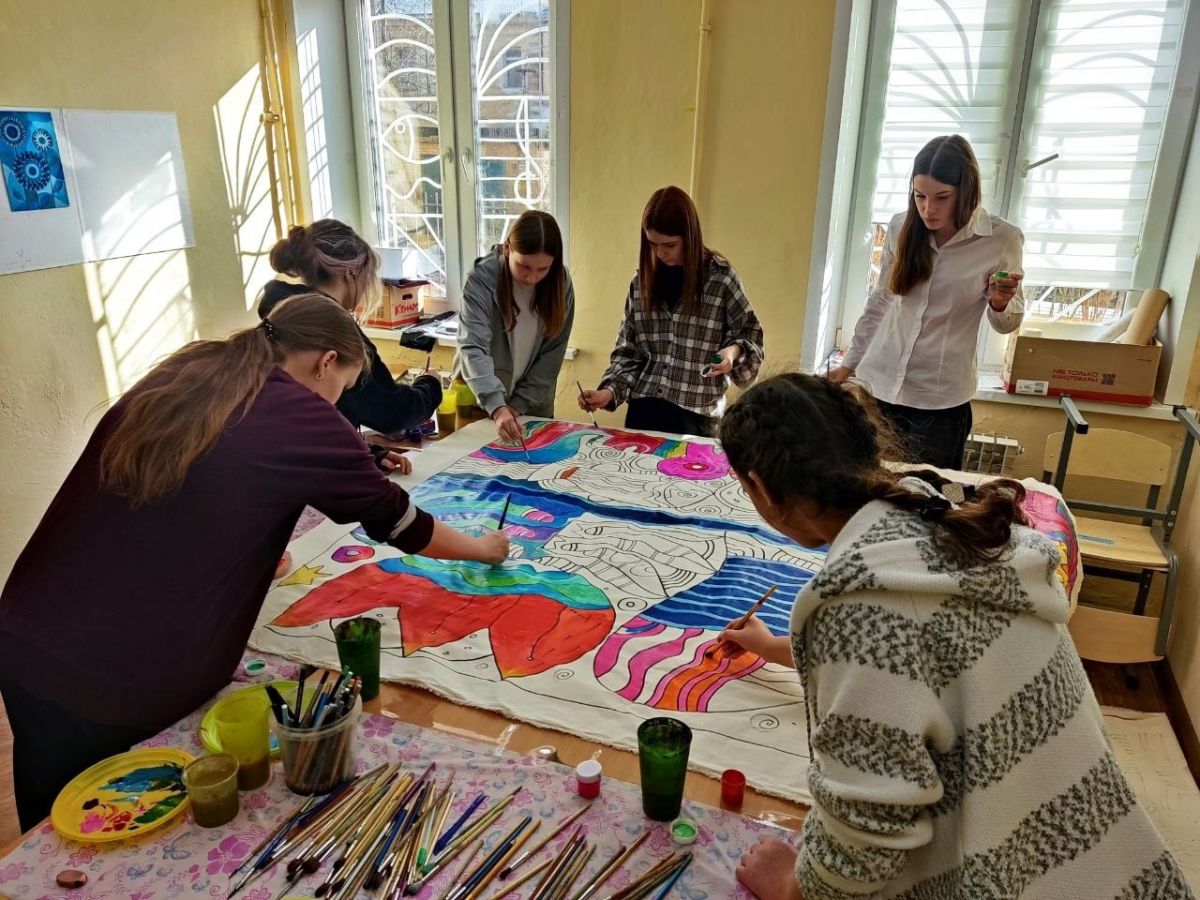 Ученики Первомайской школы искусств участвуют в создании самой большой раскраски России
