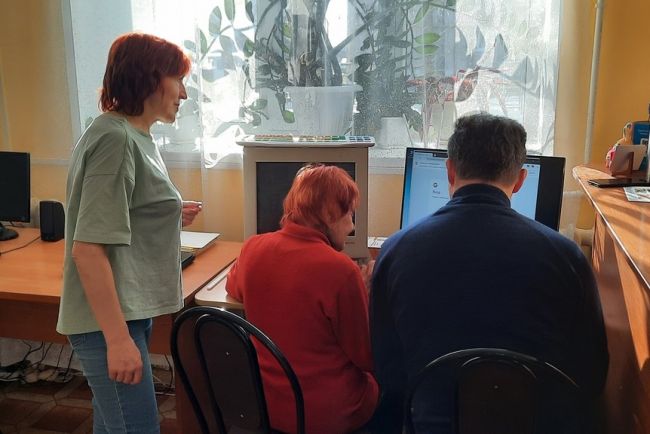 В Щекинской библиотеке продолжаются курсы компьютерной грамотности для пенсионеров