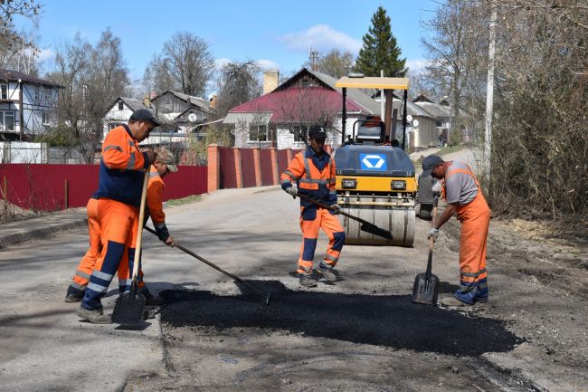 В Щекинском районе продолжается ямочный ремонт дорог