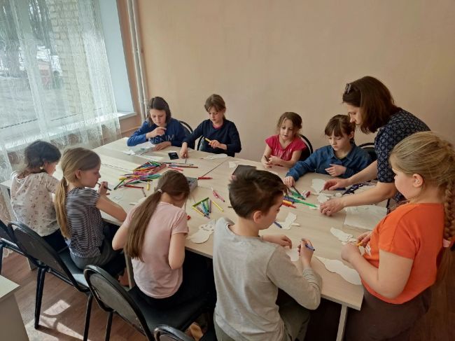 В День смеха дети в ПВР Щекинского района рисовали клоунов