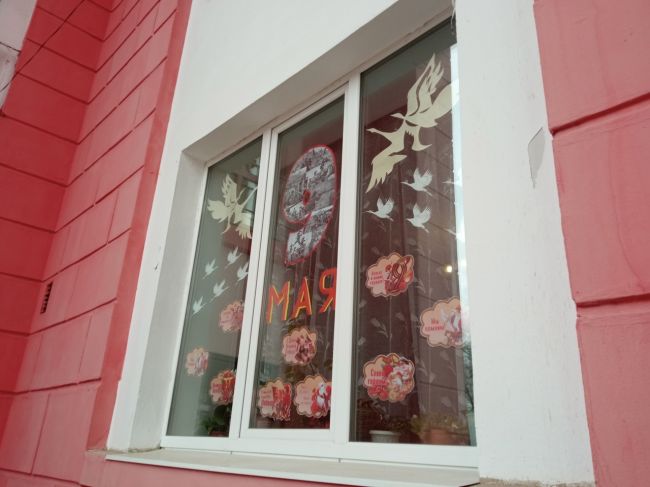Жители Щекинского района украшают окна ко Дню Победы