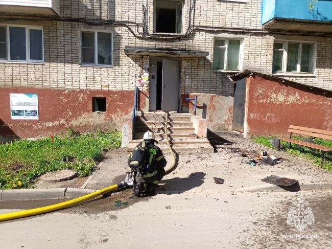 Щёкинские пожарные потушили пожар в пятиэтажном доме