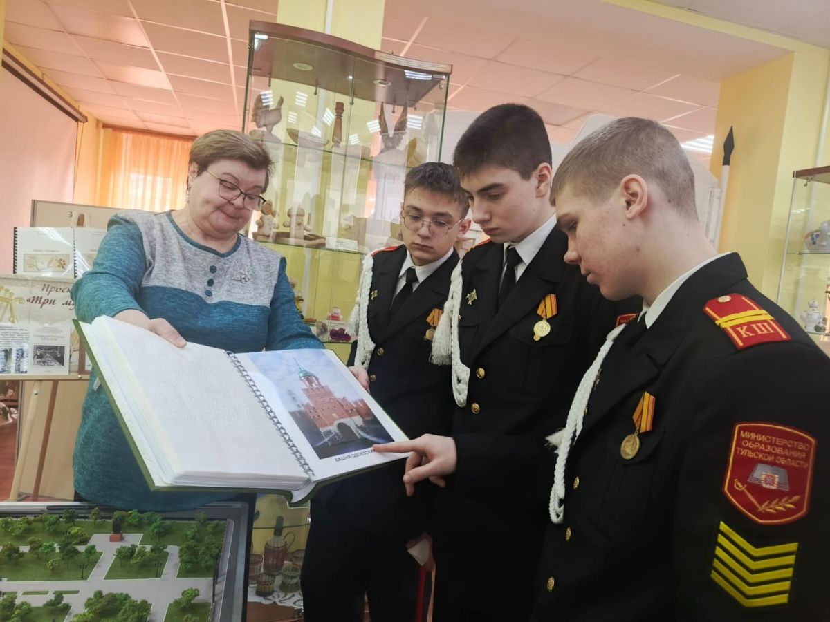 Первомайские кадеты посетили библиотеку для слепых