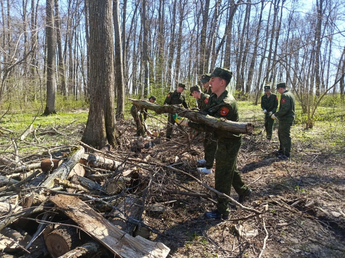 Первомайские кадеты приняли участие в расчистке лесной зоны