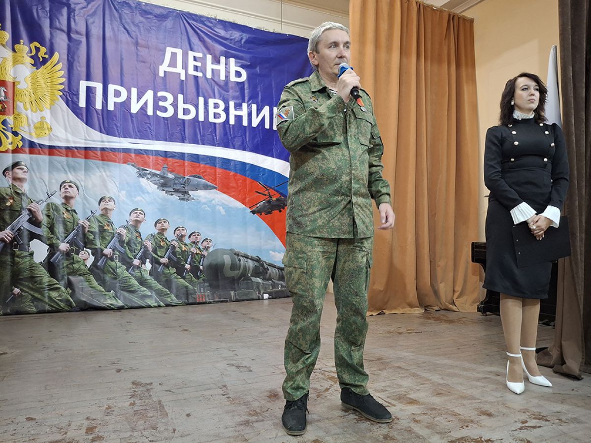 Ветераны приветствуют щекинских призывников