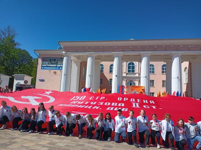 В центре города Щекино развернули Знамя Победы