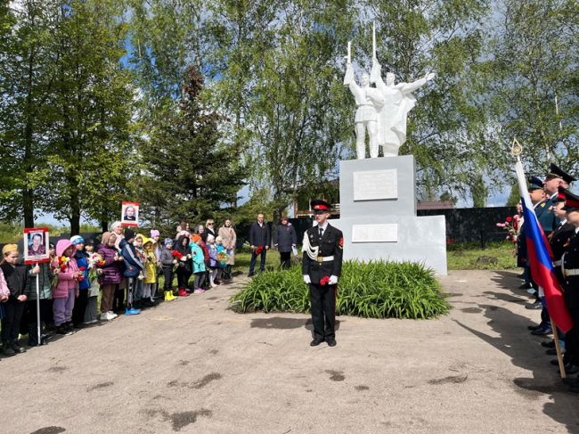 В Головеньках прошел митинг и возложение цветов у Братской могилы «Воин и партизан»