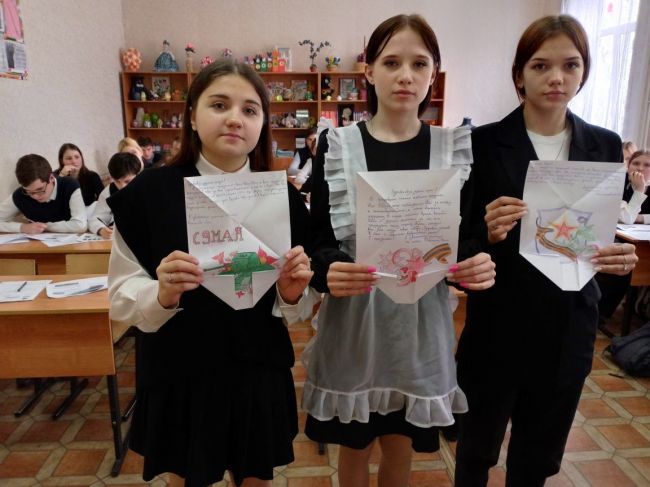 Поздравления с Днём Победы  отправили бойцам в зону СВО ученики Советской школы № 2