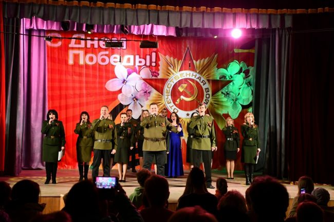 Жители и гости поселка Первомайский посмотрели праздничный концерт