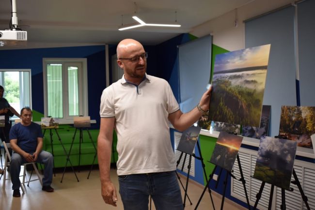 В Первомайской библиотеке открылась фотовыставка к 100-летию района