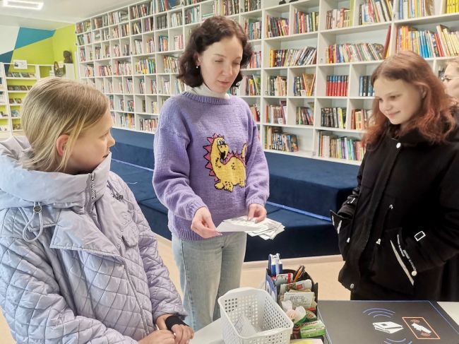 В Первомайской детской библиотеке была организована раздача памяток с номером телефона доверия