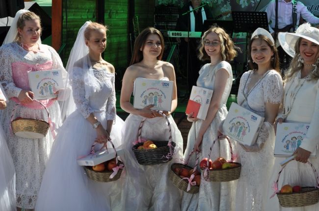 Небо, солнце, цветущие яблони и… два десятка невест в белых платьях