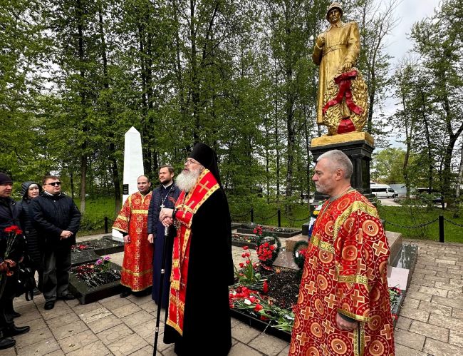 Епископ Серафим возглавил торжественное шествие и возложение цветов к братской могиле в Щекино
