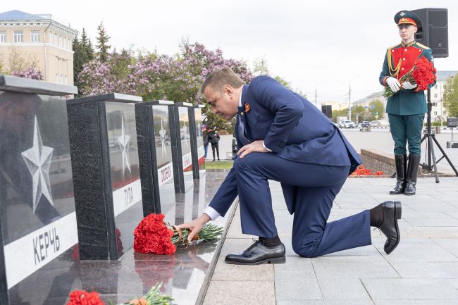 Губернатор Алексей Дюмин возложил цветы к стелам городов-героев