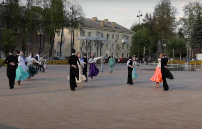 Щекинские танцоры стали участниками акции «Синий платочек»