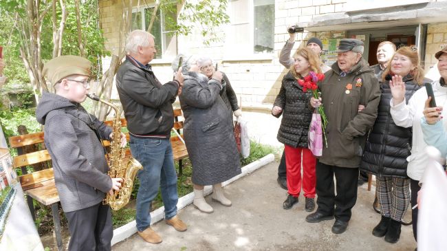 В Щекино музыкальная бригада поздравила ветерана-фронтовика с праздником