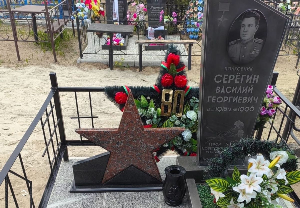В Гомеле установили новый памятник на могиле Василия Серегина