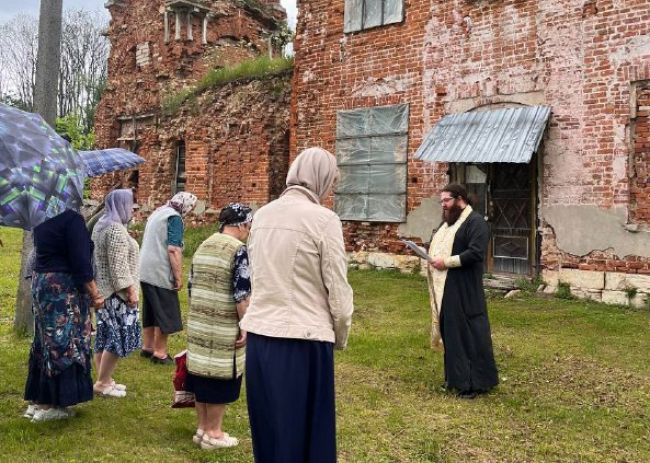 Молебное пение в храме в честь великомученика Георгия Победоносца села Ломинцево