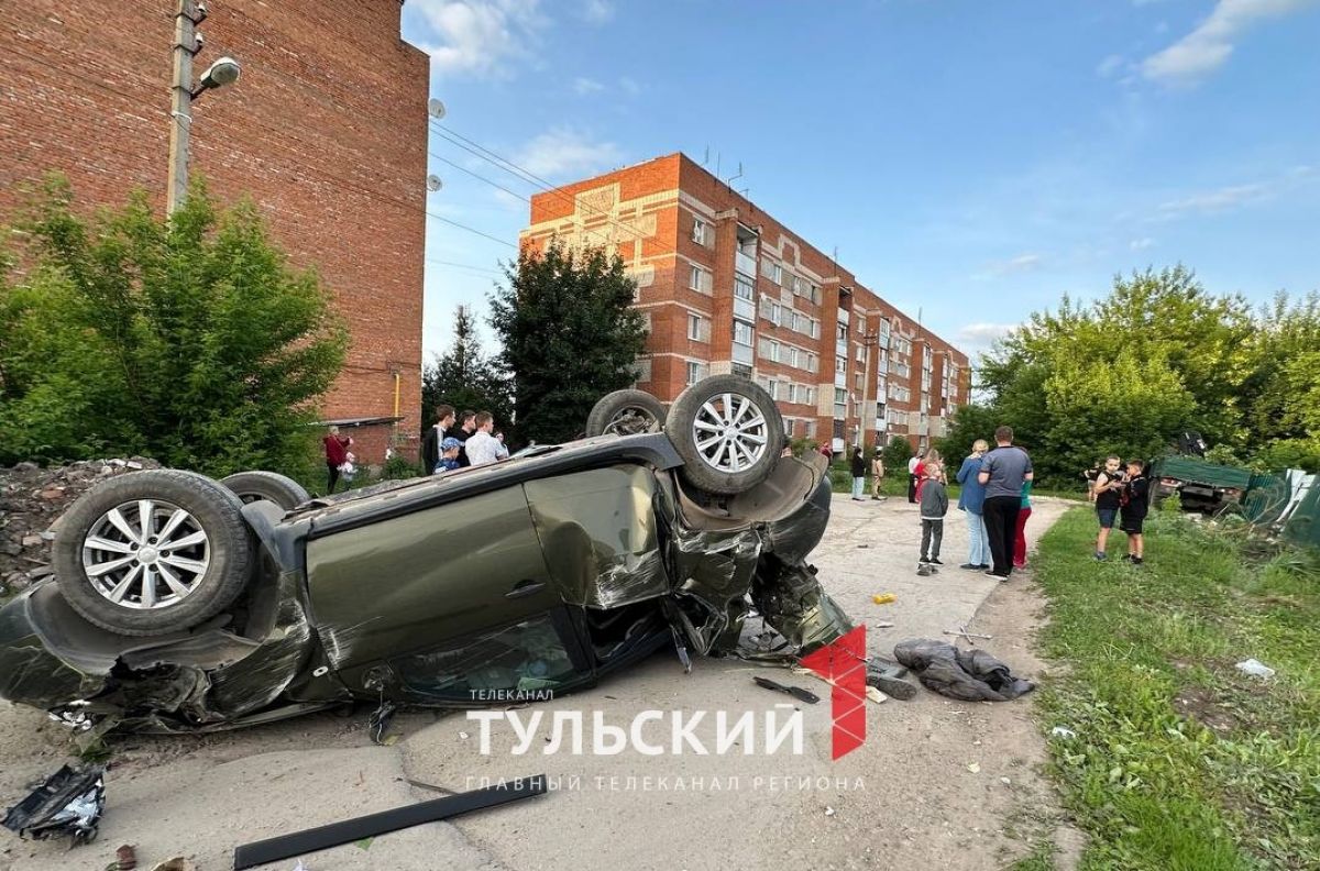 В Советске грузовик «Урал» врезался в  припаркованный «Рено Дастер»