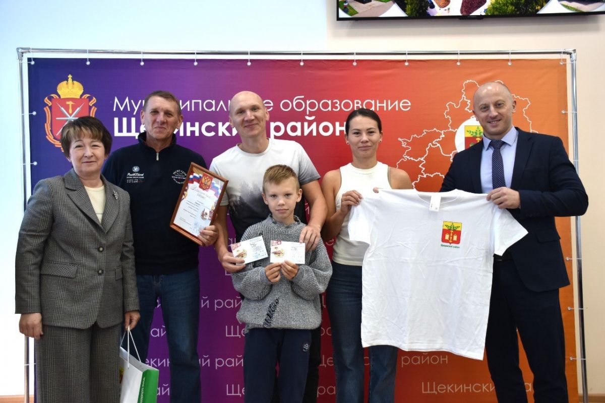 Семье из Щекино вручили золотые знаки отличия за активную жизненную позицию Семье из Щекино вручили золотые знаки отличия за активную жизненную позицию