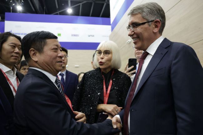ПМЭФ-2024: Дмитрий Миляев встретился с послом КНР Чжаном Ханьхуэем