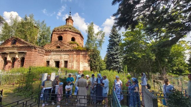 В селе Крапивна состоялся крестный ход к Всехсвятской церкви