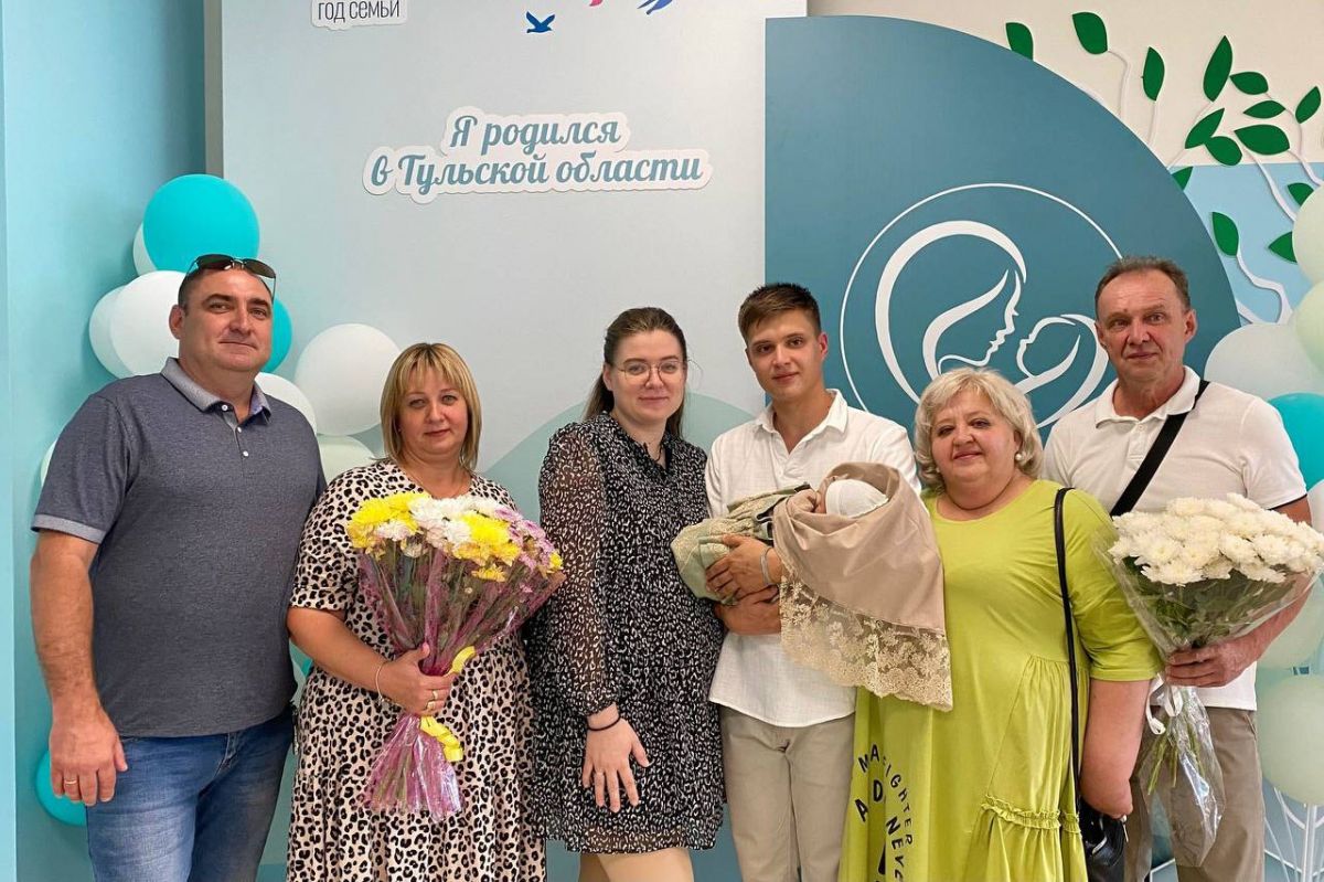 Дмитрий Миляев поздравил щекинскую семью с рождением первенца