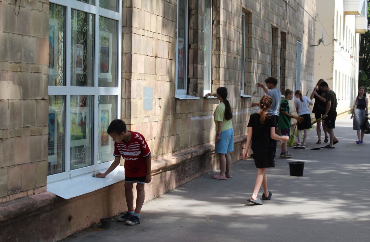 Летние каникулы для школьников - это пора не только для отдыха, но и для занятий полезным трудом