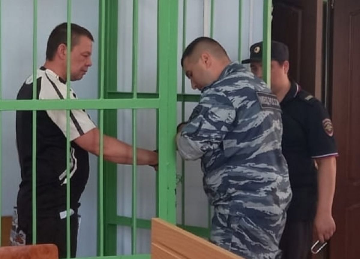 Собранная трава привела в колонию