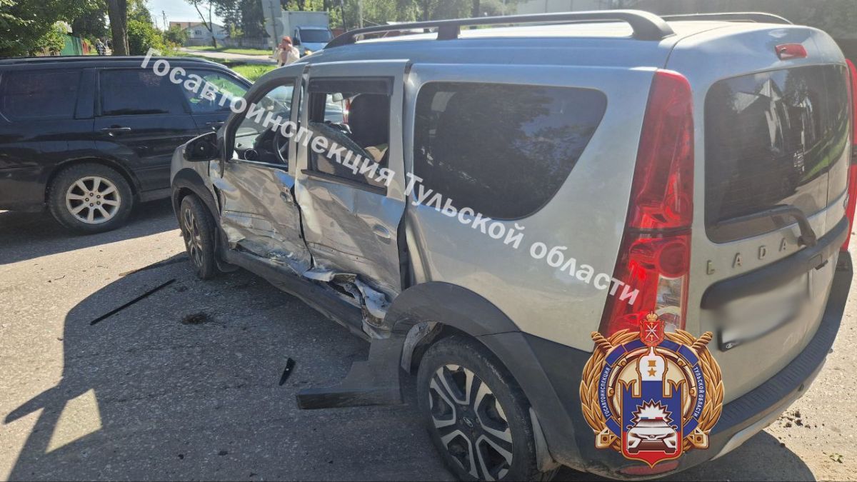 В Щекино столкнулись два автомобиля