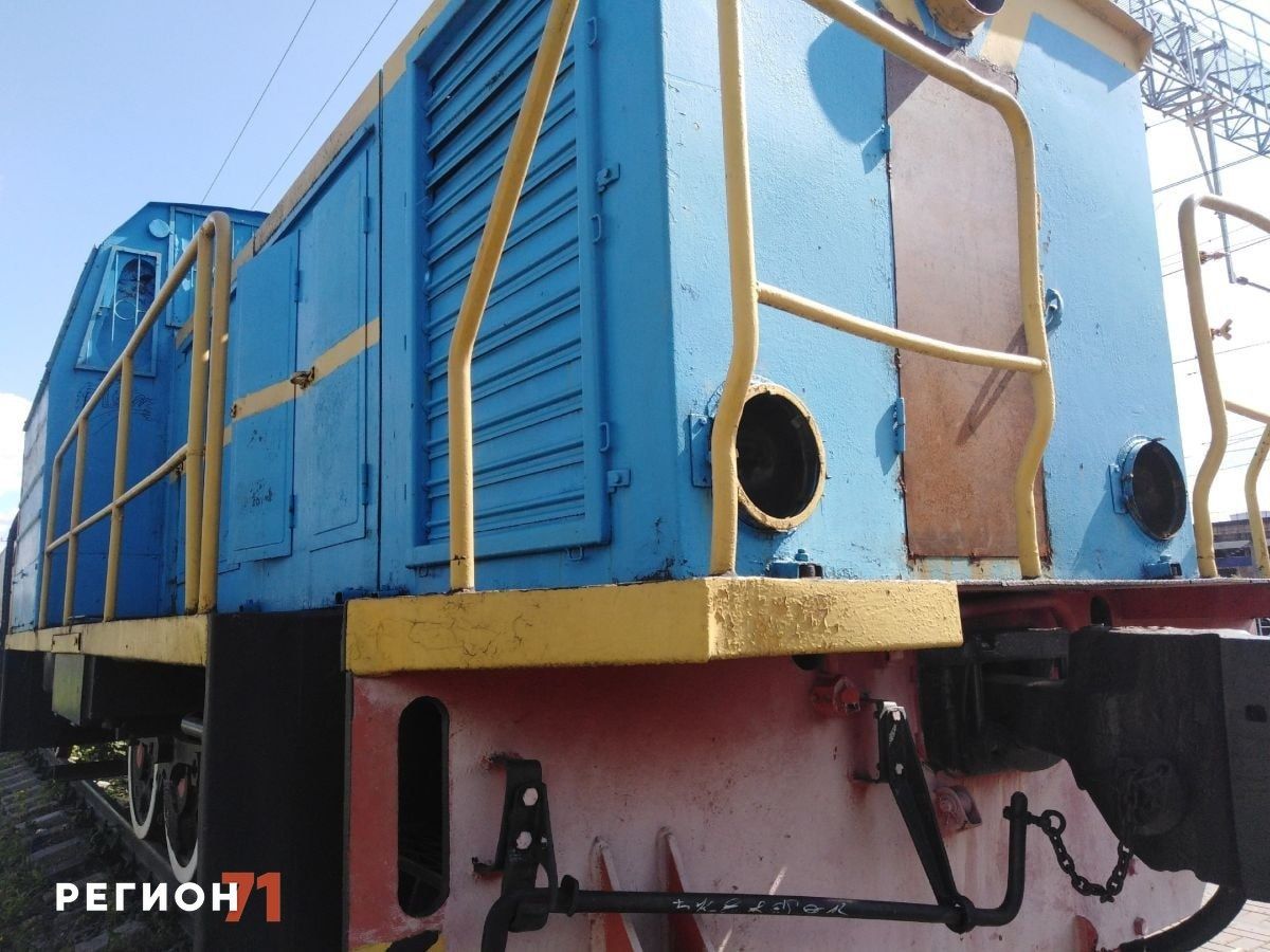 Тепловоз в Щекино вандалы изрисовали и засыпали битым стеклом