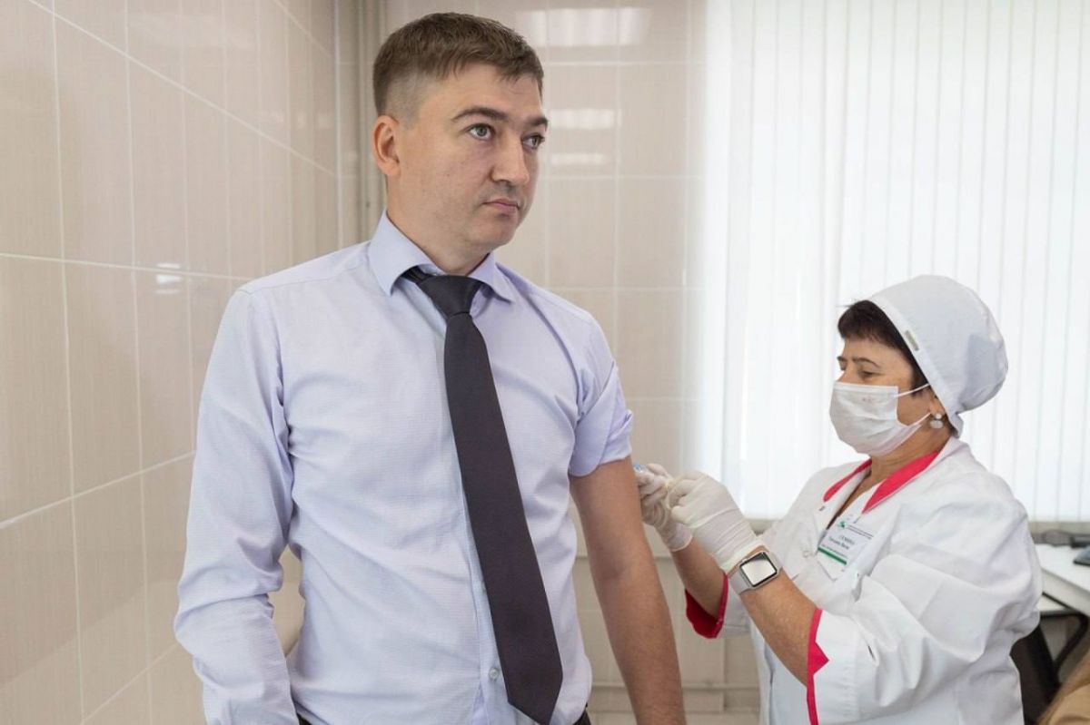 Сергей Мухин одним из первых сделал прививку от гриппа