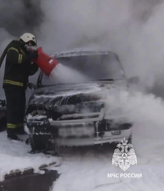 На улице Пролетарская в поселке Первомайский загорелись два автомобиля и электроскутер На улице Пролетарская в поселке Первомайский загорелись два автомобиля и электроскутер