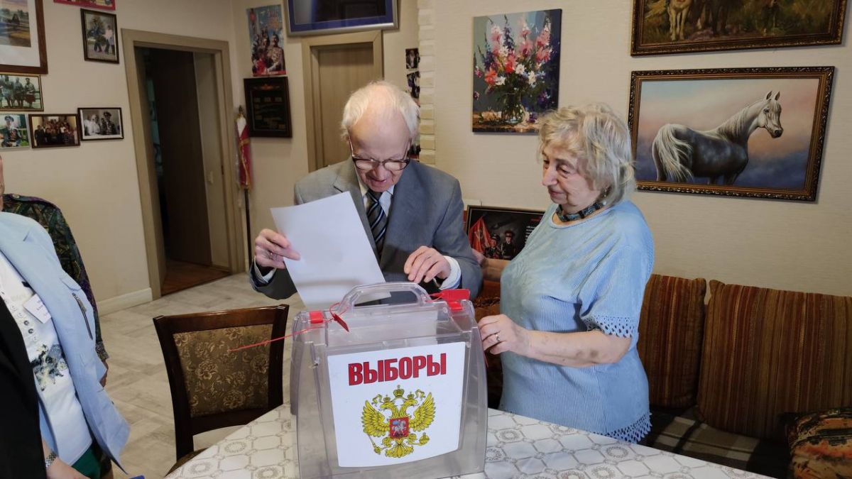 В Туле 101-летний ветеран-летчик Николай Кульпов проголосовал на дому