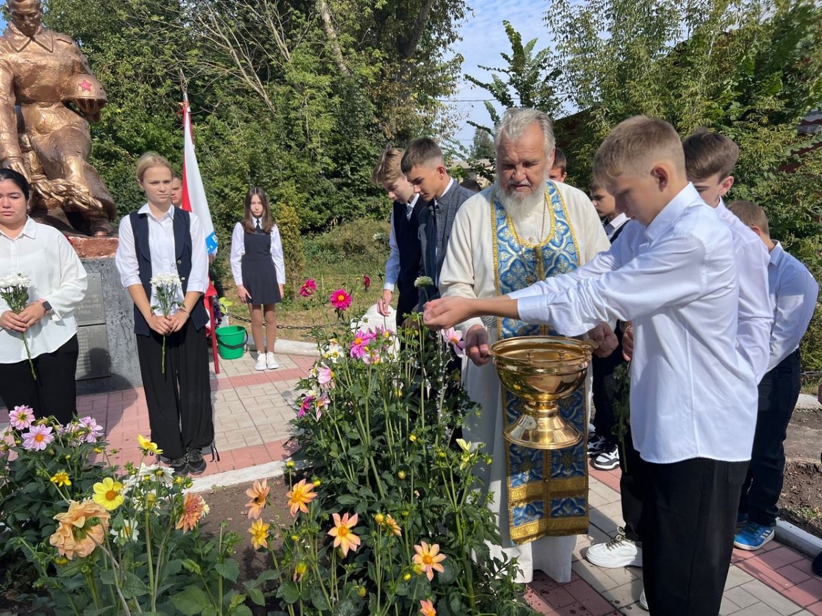 Ученики Карамышевской школы собрались на линейку