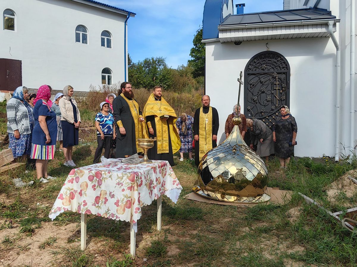 В поселке Ломинцевский освятили  крест для колокольни строящегося храма