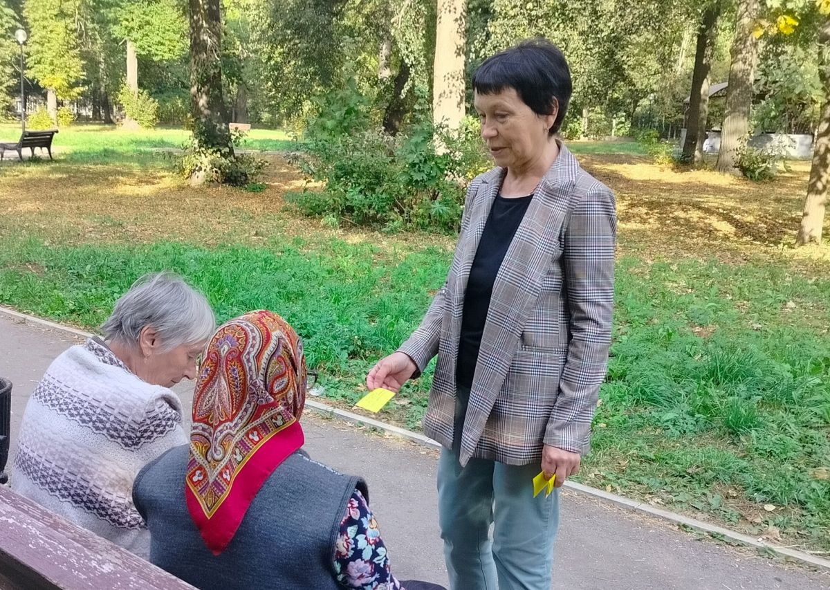 В сквере на улице Лукашина библиотекари провели беседу-знакомство