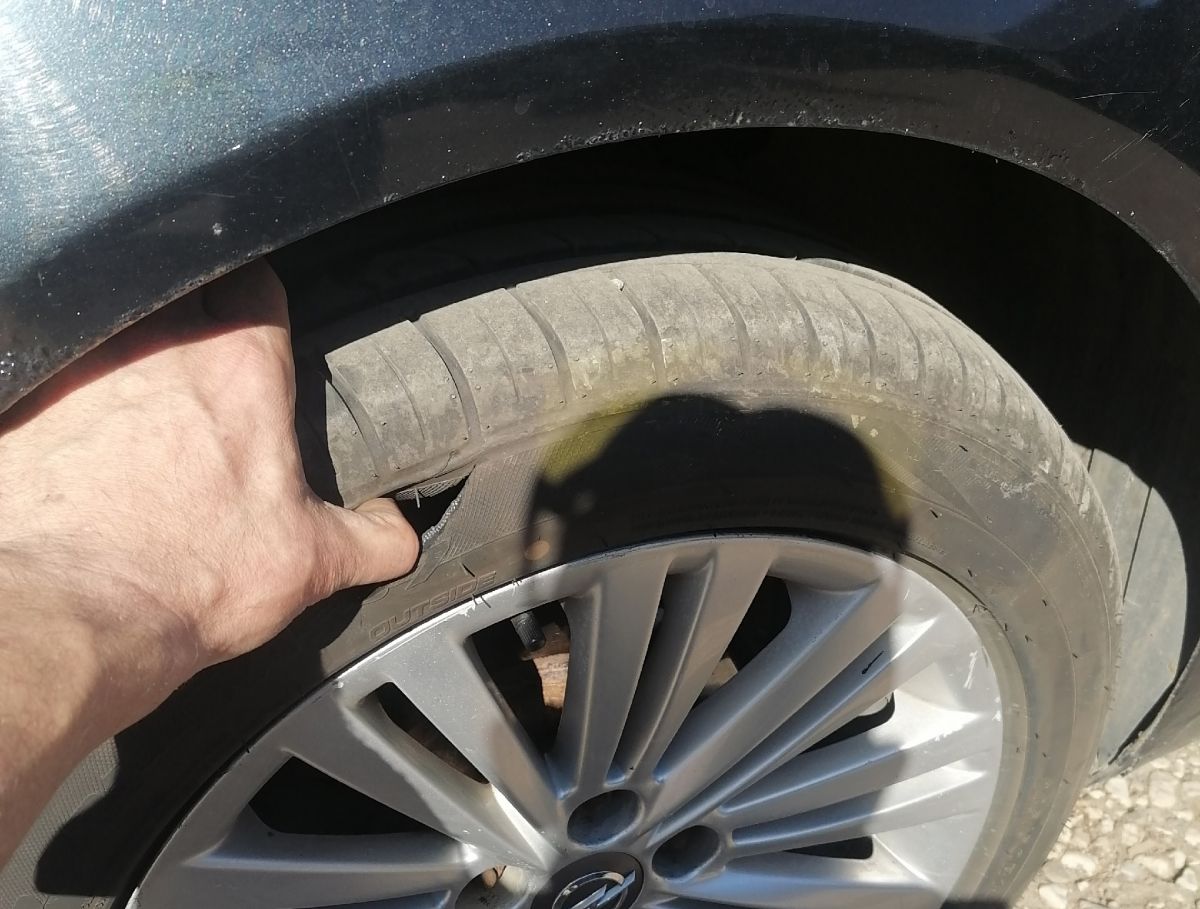 В Щекино неизвестные прокалывают колеса автомобилей