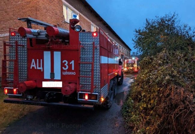 В Щекинском районе пожарные спасли из горящего дома двоих детей