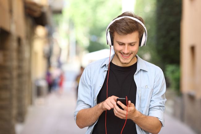 Yota констатирует: мужчины слушают музыку больше, чем женщины